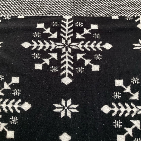 KIRKLANDS THROW Snowflake Reversible Black White Stripe Edges 60” x 56” NWOT - Picture 4 of 9